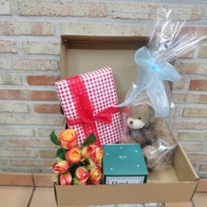 Caja pack romántico, bombones, vela aromática, peluche y ramito